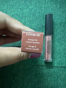 SMASHBOX Matte Liquid Lipstick “stepping Out”