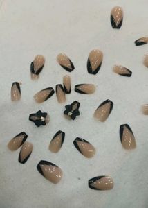Elegant Beige &amp; Black Nail Set