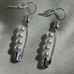 Pin Pearl Earrings 🌼