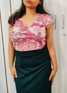 Top🩷 V Neck ( Thrifty)🌷SALE🌷