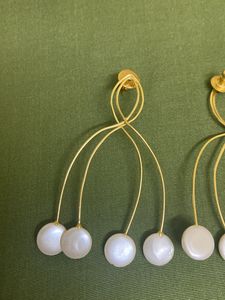 ELEGANT WHITE AND GOLD EARRINGS