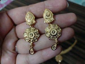 Elegant Gold-Tone Necklace &amp; Earring Set