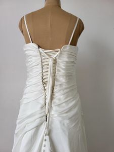 Elegant Strapless Wedding Gown