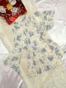 💙🤍Floral Off-Shoulder Ruffled Top🤍💙