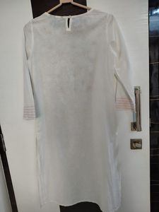 Elegant White Embroidered Kurta size s