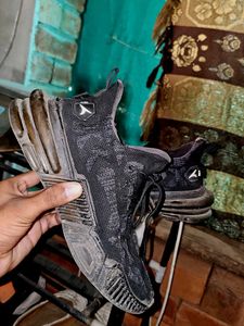 Sports shoes