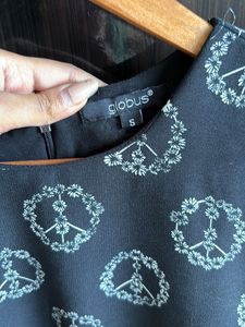 Globus Black And White Knot Top