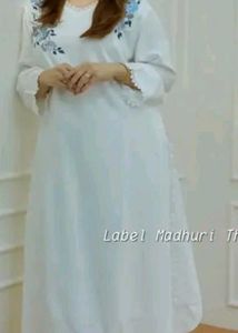 Elegant Floral Embroidered Kurta