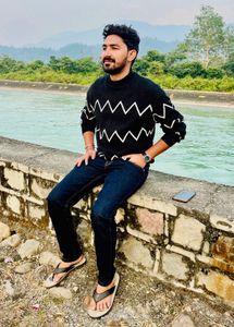 Stylish Black &amp; White Patterned Sweater