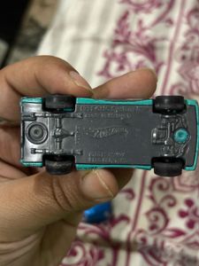 4 Hot wheels 1 toy car