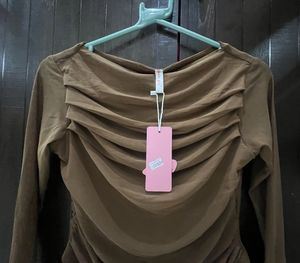 Brand new ruched mesh top 🤎