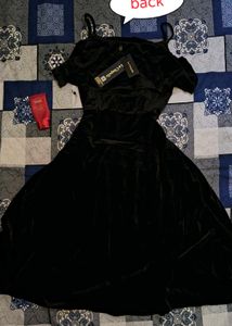 (La Chapelle Elegant Black Velvet Dress)