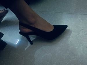 Black Pumps