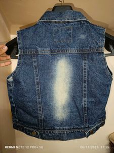Girl&#39;s Sleevless Denim Jacket / Vest