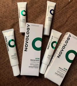 2 Acne Spot Corrector,1facewash and 1 Moisturizer