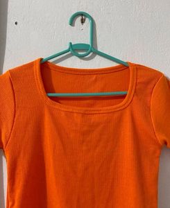 pretty casual orange top 🍊