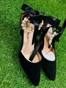 Elegant Black Heels with Pearl Detail