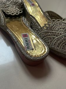 AKKI Silver Embellished Mojaris