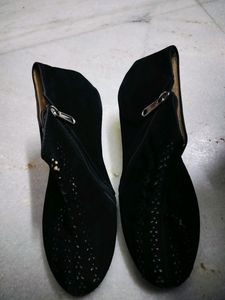 A pair of black regular boots,high-top ankle