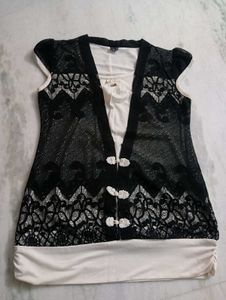 ‼️FREE DELIVERY‼️Elegant Lace Detail Top