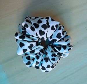 4 Handmade Scrunchies❤️