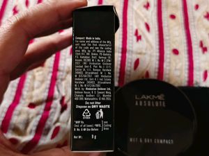Lakme Absolute Wet N Dry Compact
