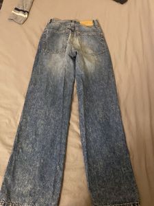 SALE PRICE!- straight leg H&amp;M acid washed jeans💿