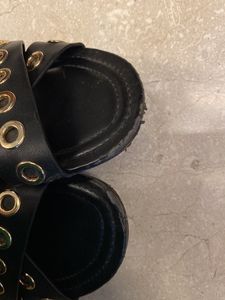Black Sandels