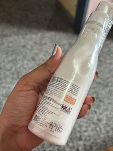 Skin whitening moisturiser with peach extract