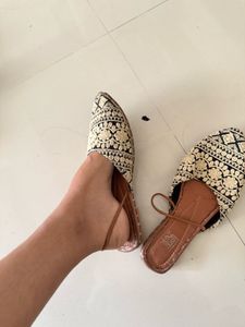Embroidered Black &amp; Beige Juttis