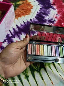 Beautiful &amp; Glamorous Glitter Eye Shadow Palette