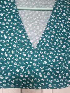 SHEIN FLORAL CROP TOP 💚