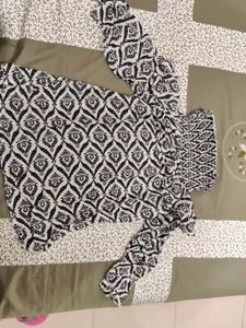 Patterned Black &amp; White Top cold shoulder