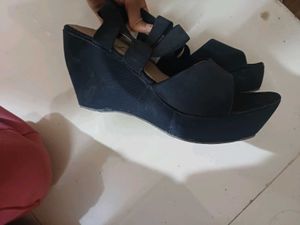 Chic Black Wedge Sandals