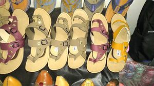 Stylish Buckled Thong Sandals