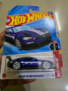 Hot Wheels &#39;18 Mustang GT &amp; SRT Viper