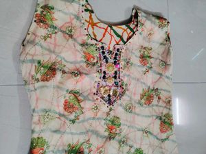 Women Kurta Pant Set With Embroidery