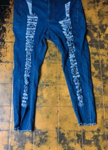 43010. Distressed Detail Jeans