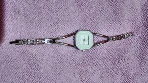 QUESS LADIES WATCH WHITE COLOUR