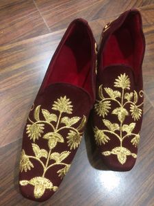 Embroidered Velvet Groom Mojari