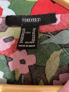 Forever 21 Women’s Floral Print top (xs)