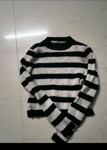 Crop Top With Black And White Lining