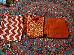 WomenEmbroidered Regular Thread Work Kurta with Tr