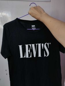 Levi&#39;s Black Logo T-Shirt