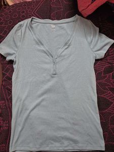 GAP V-Neck Tee