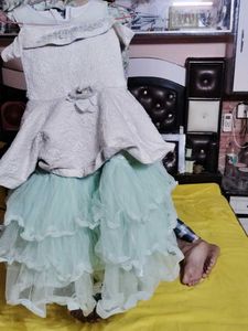 Girl&#39;s Off-Shoulder Tutu Dress
