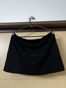 H&amp;M Chic Black Mini Skirt with Slit