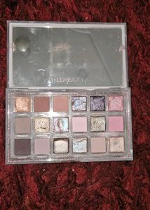 Huda Beauty Rose Quartz Eyeshadow palette