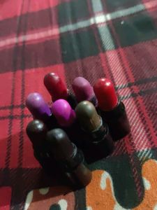 8 Different Lipstick Colour..