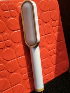 Hair straightener With A Small Comb